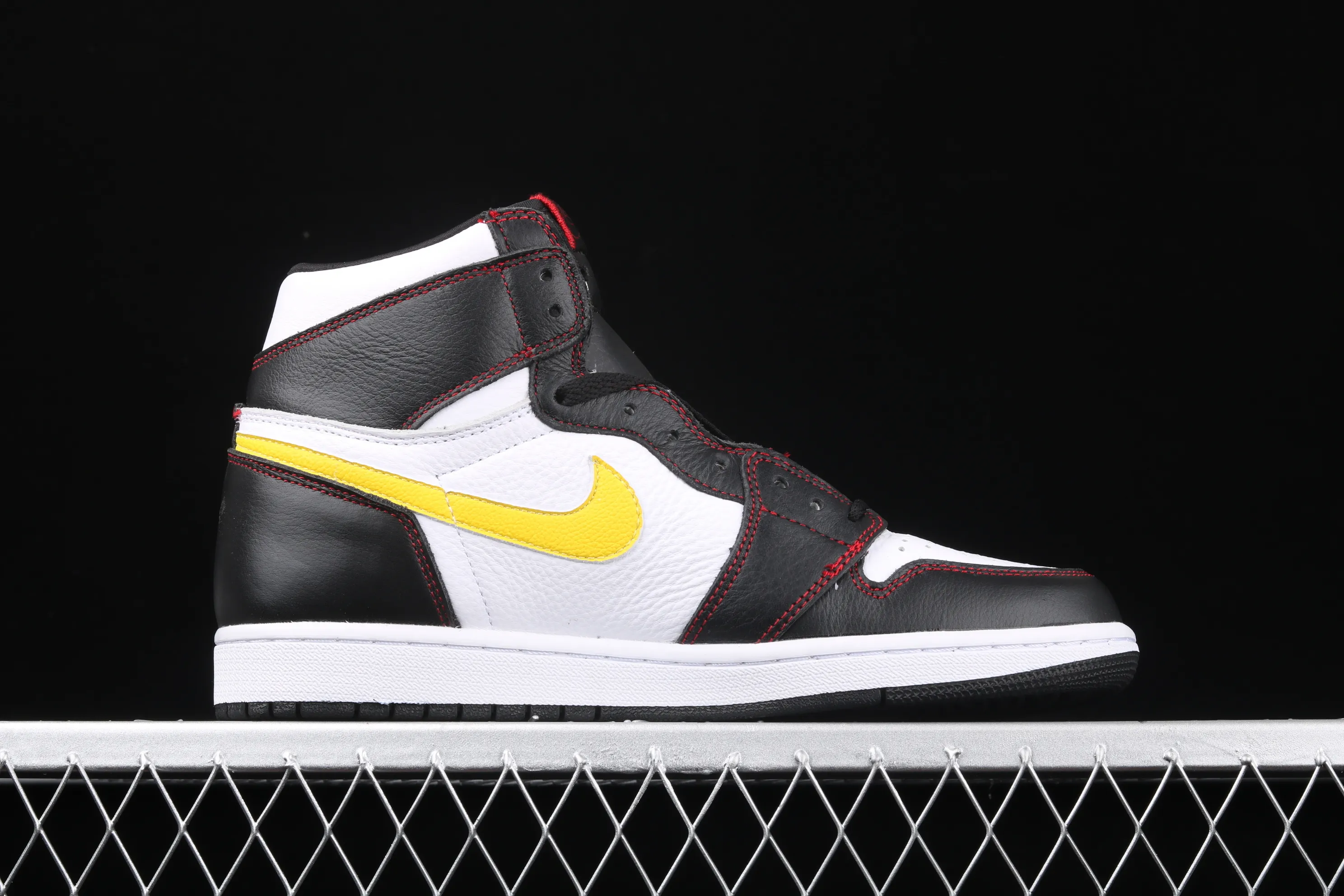 All categories Air Jordan Jordan series basketball shoes Air Jordan 1 High cost-effective version Air Jordan 1 "Dynamic Yellow" AJ1 black and white contrast stitching hook basketball shoes CD6579-071